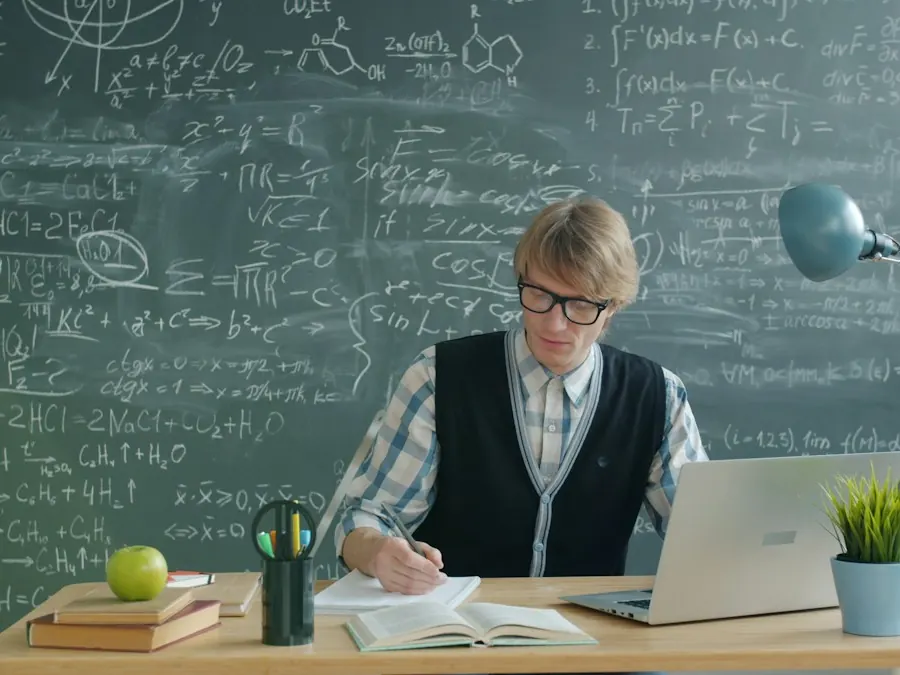 Estudiante universitario tomando apuntes de matemáticas con su portátil