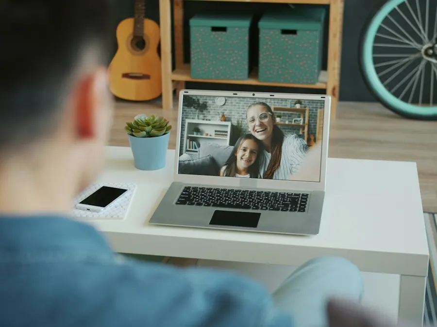 Tutoría online por videollamada vista en la pantalla de un portátil